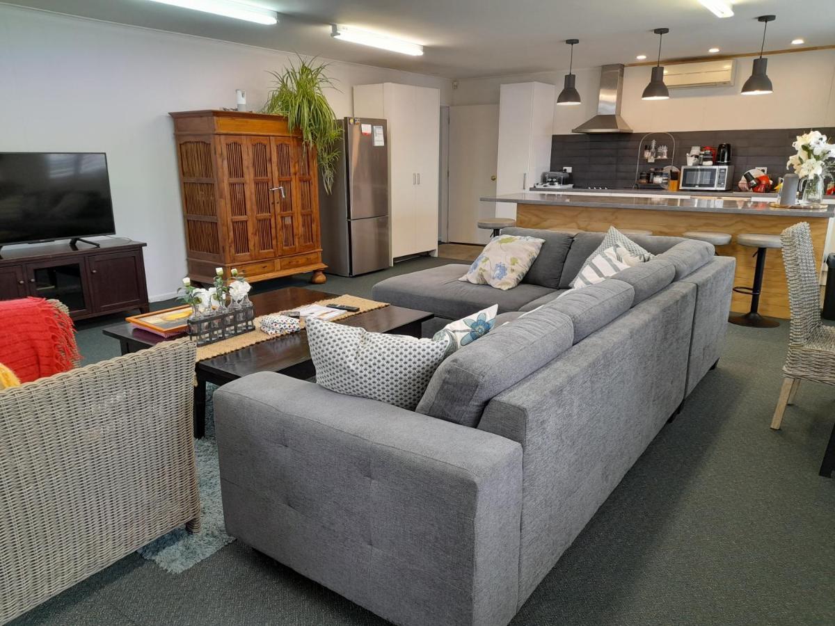 Magnolia House Apartment Featherston Bagian luar foto